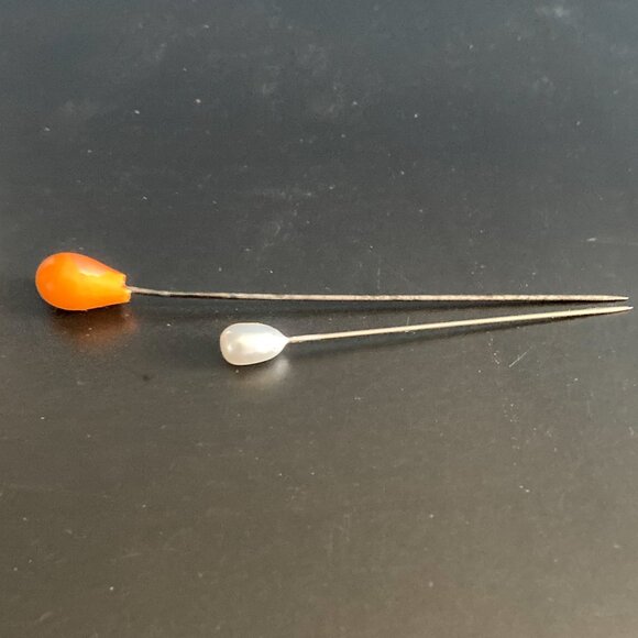 Antique Bavarian floral hat pin holder with 2 pins - Picture 5 of 6